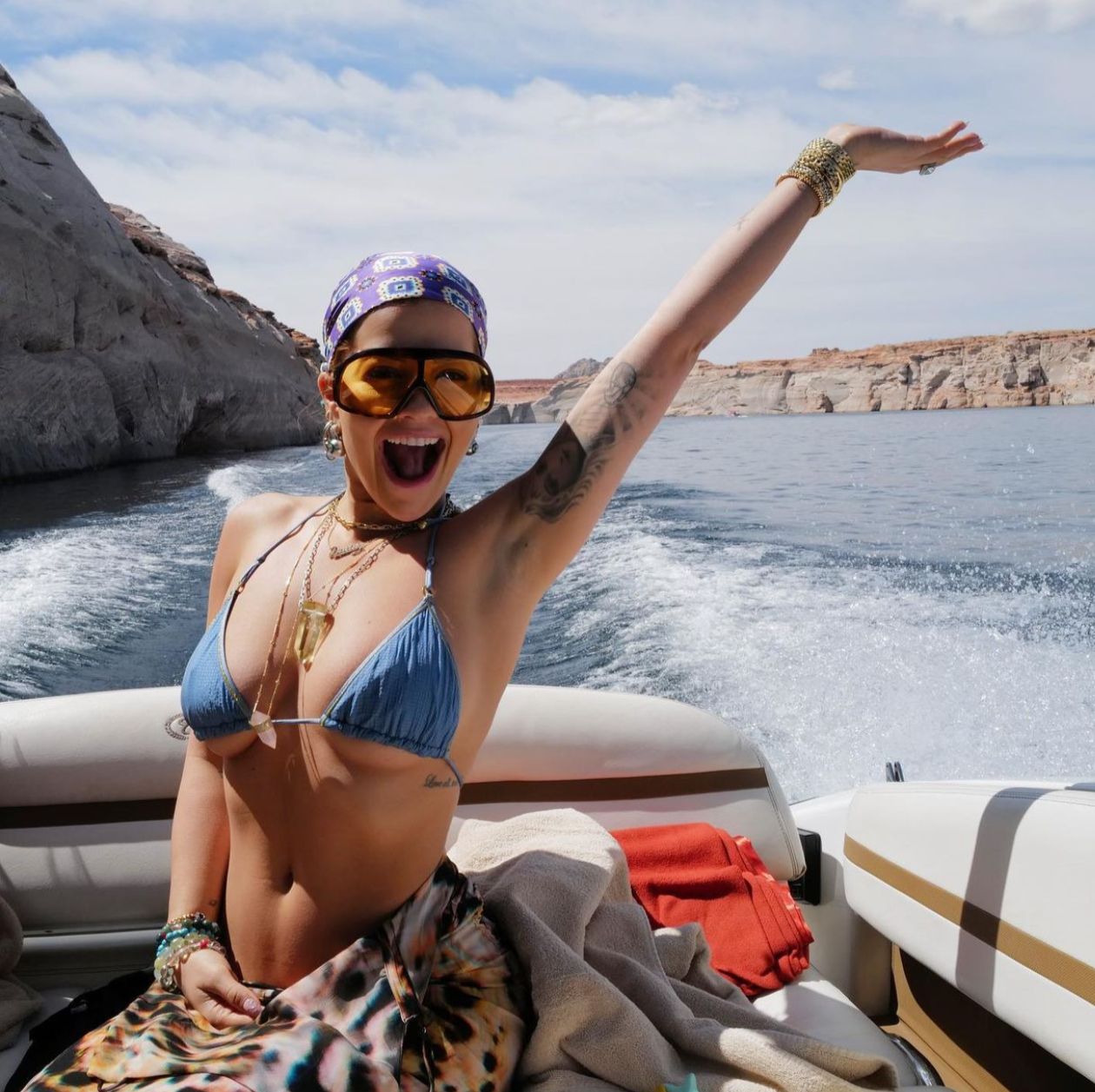 Rita Ora Shfaqet Me Bikini Dhe I “vë Flakën” Instagramit 2332