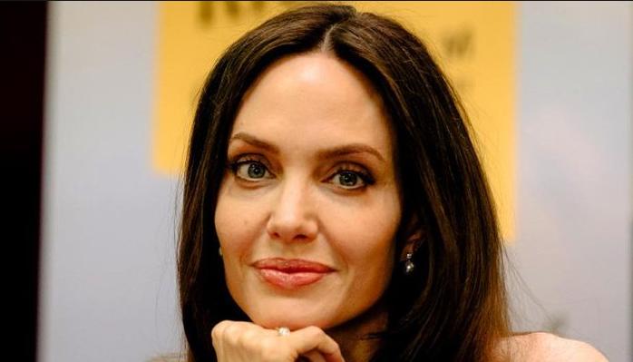 Angelina Jolie shfaqet me tatuazh të ri