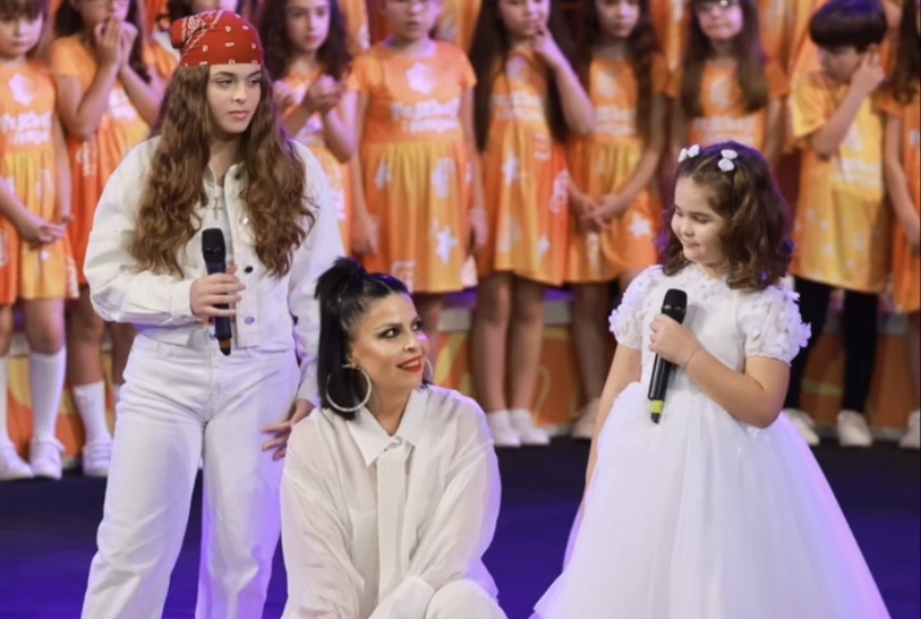 Aurela Gaçe e emocionuar, këndon në skenë me dy vajzat e saj