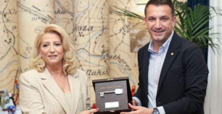 Shkurte Fejza nderohet me “Çelësin e qytetit të Tiranës” nga Erion Veliaj