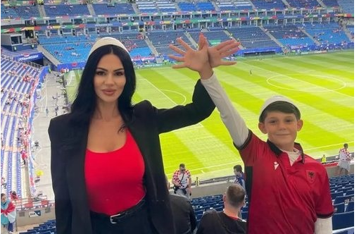 “Tifozja më seksi” e Evropës bën shqiponjën në stadium