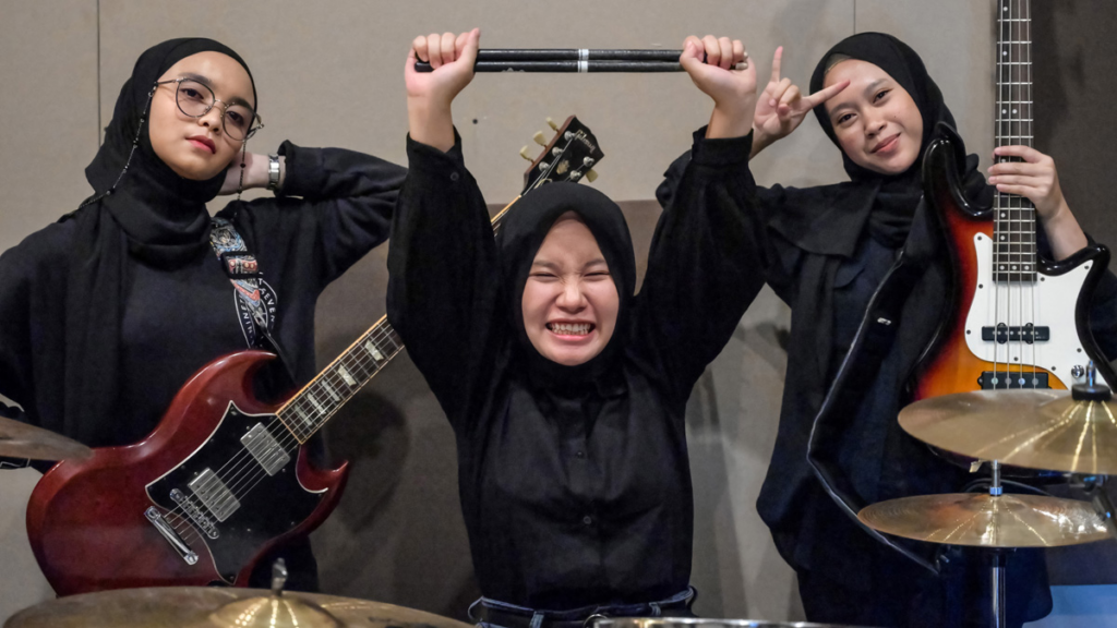 3 vajzat me hijab që “elektrizojnë” skenën me performancat ‘rock’