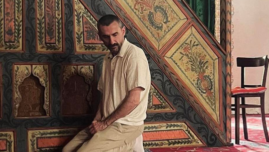 Aktori i njohur viziton xhaminë e Gjakovës, ja çfarë sheh