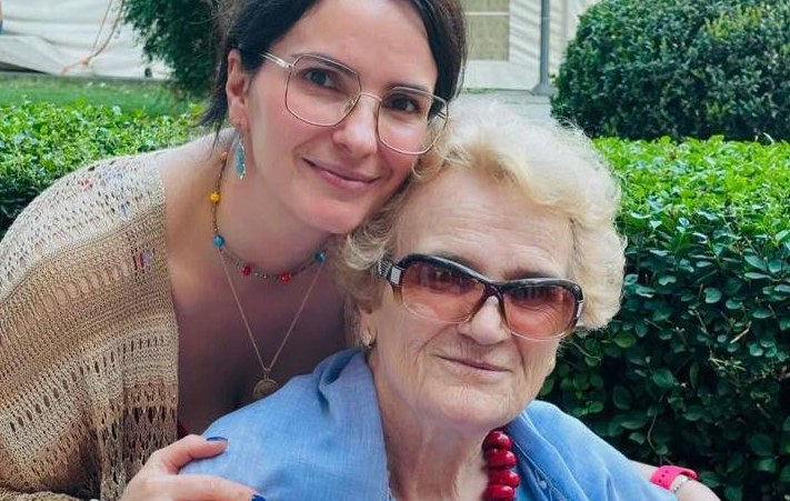 Yllka Gashi kthehet në Kosovë për përqafimin e nënës