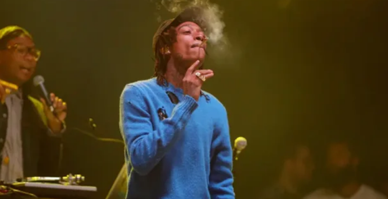 Wiz Khalifa në telashe, ndezi cigaren e marihuanës në skenë dhe…