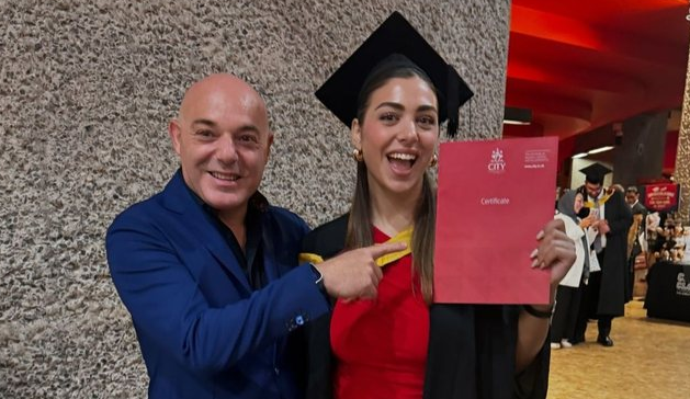 Vajza e Blendi Fevziut diplomohet në Universitetin e Londrës dhe gazetari s’mund ta fshihte krenarinë