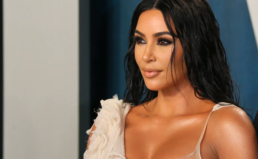 Kim Kardashian s’di të plaket, vë në pah linjat super provokative