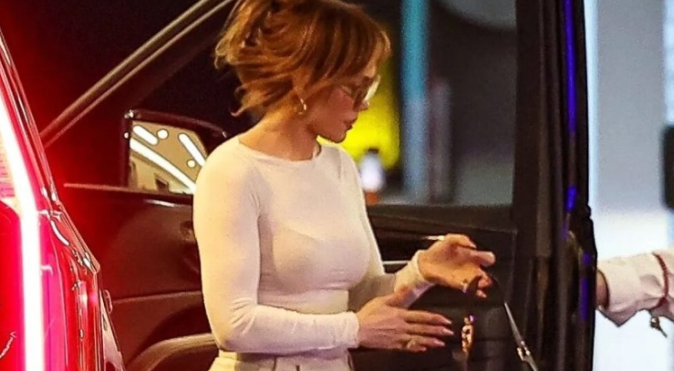 Jennifer Lopez sjell një trend të rehatshëm dhe të lehtë për t’u veshur