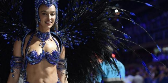 Irina Shayk e “kall lojen” në Brazil, kërcen samba